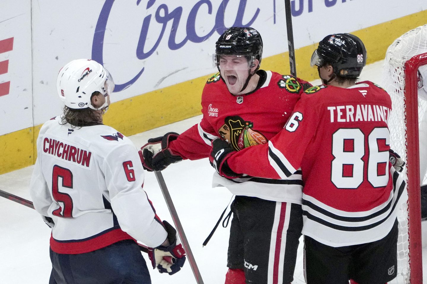 Ryan Donato caps Blackhawks comeback, Blackhawks top Capitals 3-2