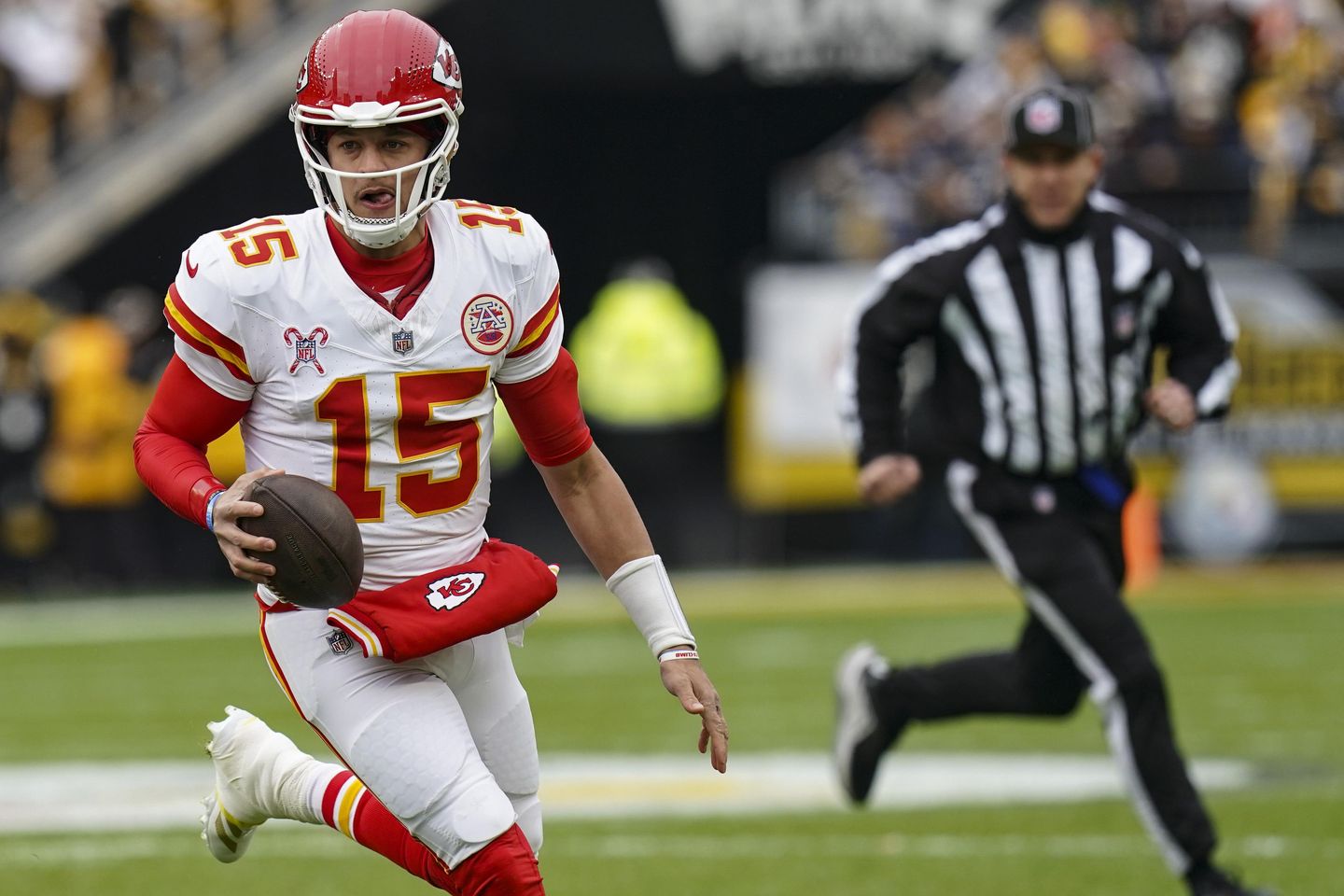 Mahomes throws three touchdowns as Chiefs clinch AFC's top seed by breezing past Steelers