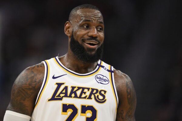 LeBron James scores 31 points in record 19th Christmas Day game as Lakers hold off Curry, Warriors