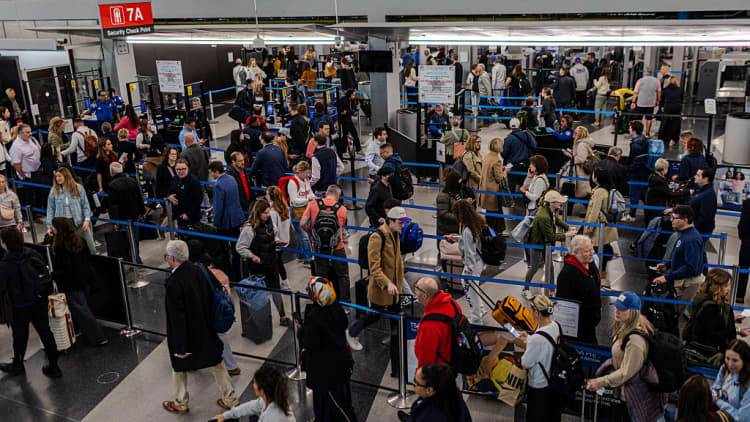 U.S. flight cancellations begin after FAA shutdown order